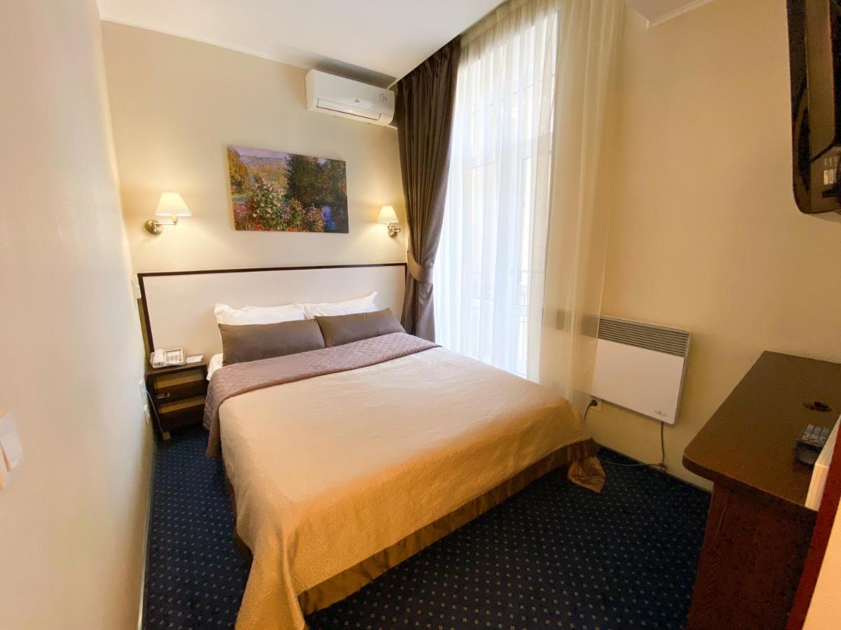 Teatralny Hotel Zaporizhia Exterior photo